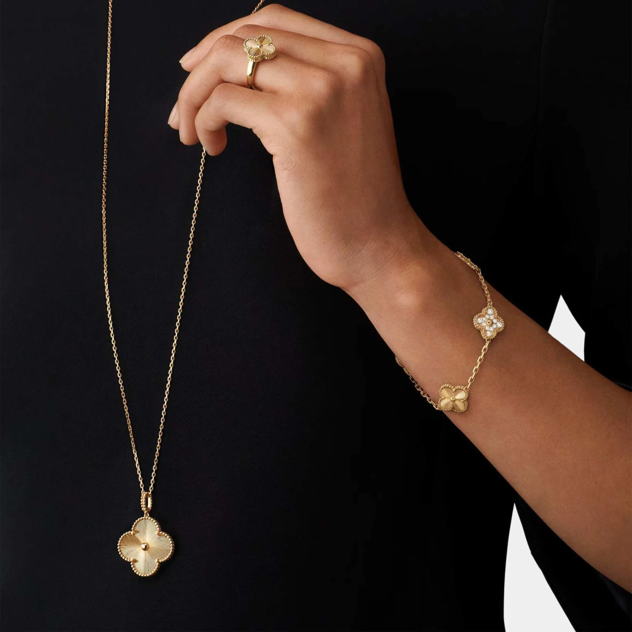 Magic Alhambra Long Necklace 1 Motif Yellow Gold - Image 2